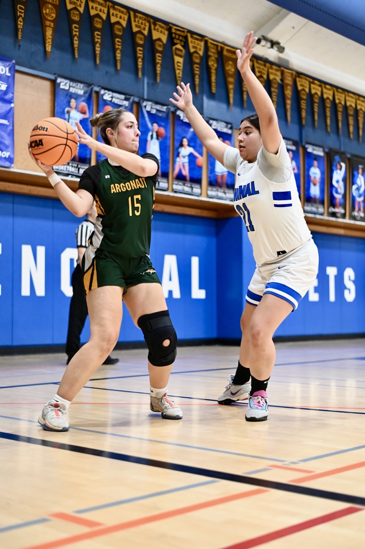 Encinal-senior-Jazzy-Alcantar-defends-Argonaut-opponent-on-3.4