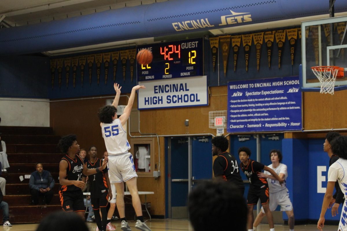 Junior Orion Juhas shoots to give the Jets a 24-12 lead in the 2nd quarter.