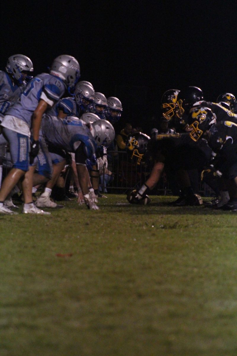 Dashel Footman (9) prepares the ball to be hiked against Alameda on Nov. 8, 2025